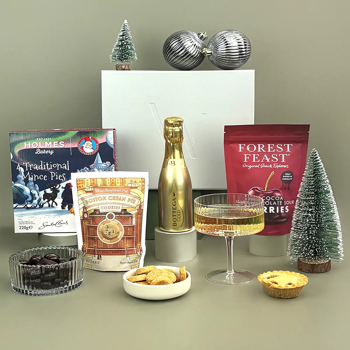 The employee christmas gift, ideal of team member, office team and remote workers. Includes a bottle of prosecco and seasonal sweet treats.