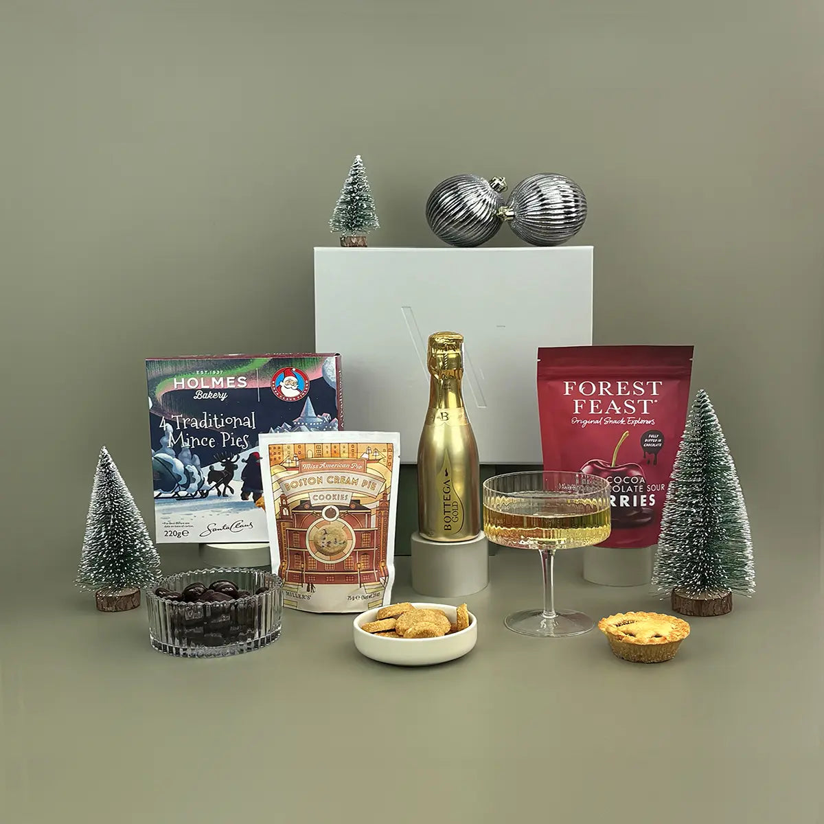 The employee christmas gift, ideal of team member, office team and remote workers. Includes a bottle of prosecco and seasonal sweet treats. 